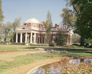 Udsigt over vestfacaden af Monticello, hjemsted for Thomas Jefferson (1743-1826) bygget i 1772 af American School